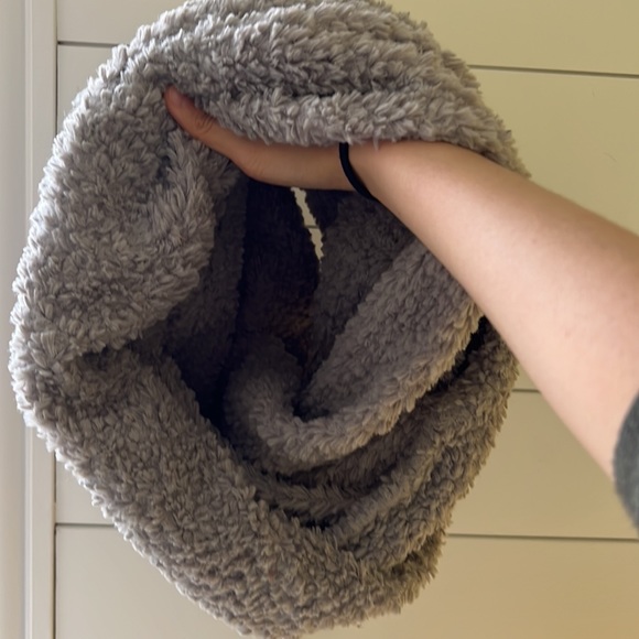 Akira Chicago scarf - Picture 2 of 2